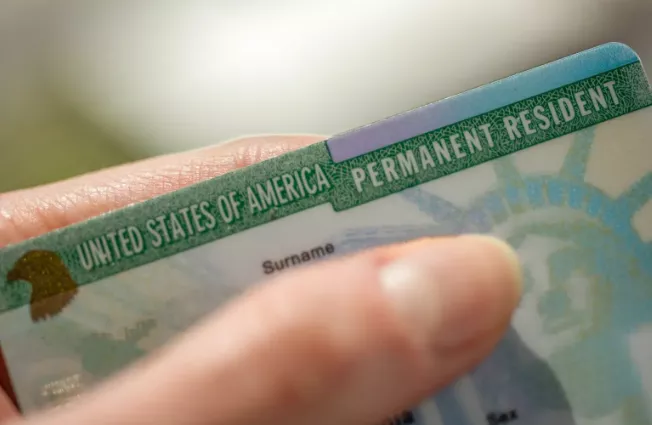 老人被联邦执法罚$130 因忘带绿卡 全美移民圈炸锅!