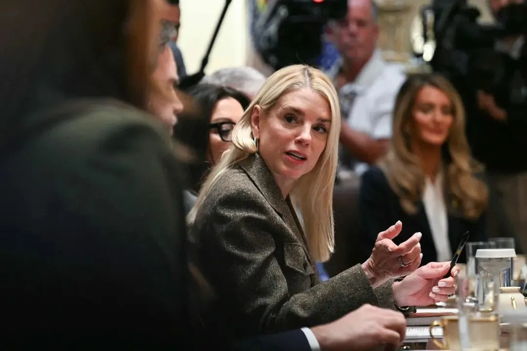 当地时间10月9日，司法部长帕姆·邦迪在内阁会议上发言 图据视觉中国