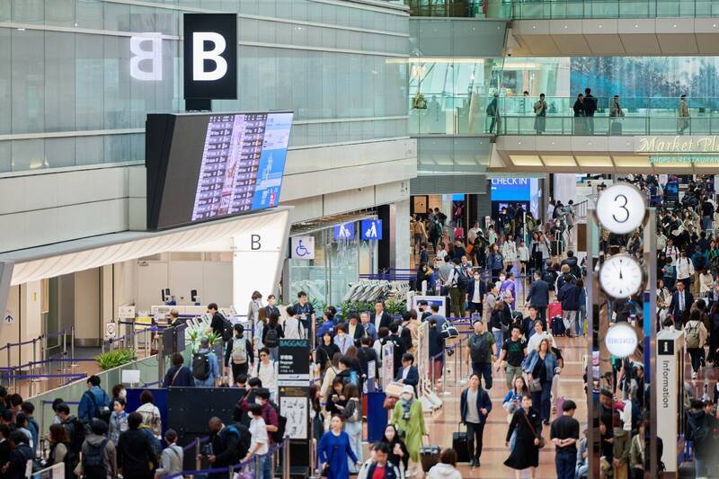日媒表示，今年1到9月国外观光客访日累积人数，比去年同期增加17.7%，创历年来最快突破3000万人次纪录。图为羽田机场。（彭博）