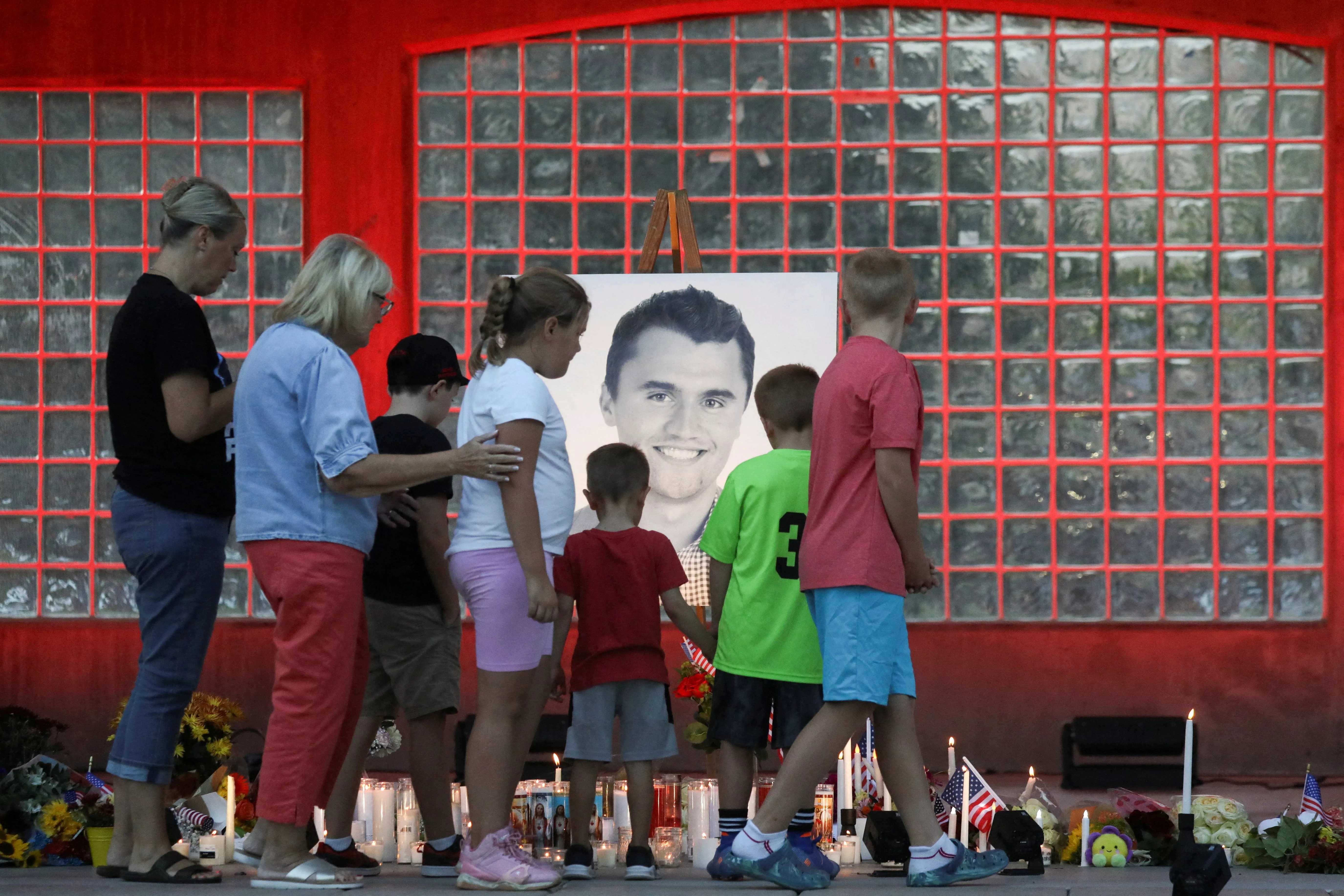 川普政府开铡!6外国人"嘲讽柯克遇刺",国务院撤销签证