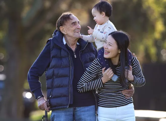93岁老人再当爸 华人妻比他小56岁:不为钱 只为…