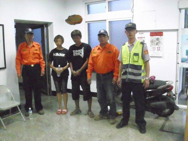 富冈警与富源巡守队联手，缉逮专偷马达和电缆线的鸳鸯盗。（记者陈贤义翻摄）