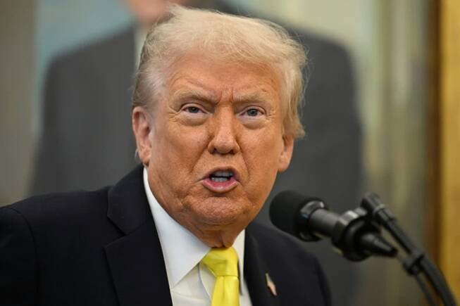 川普15日在白宫椭圆形办公室发表谈话。（美联社）