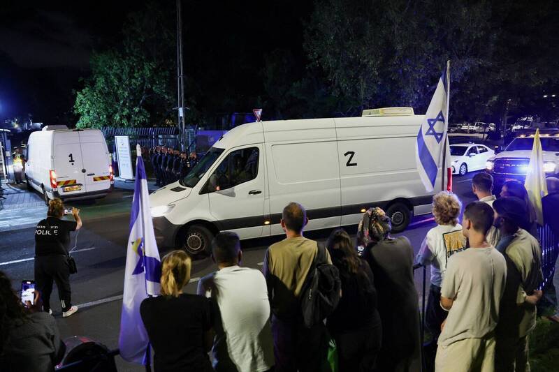 截至15日上午，所有20名生还的人质已返回以色列，但哈玛斯仅交回4具人质遗体，而且以军指称其中1具并非以色列人质。（路透）