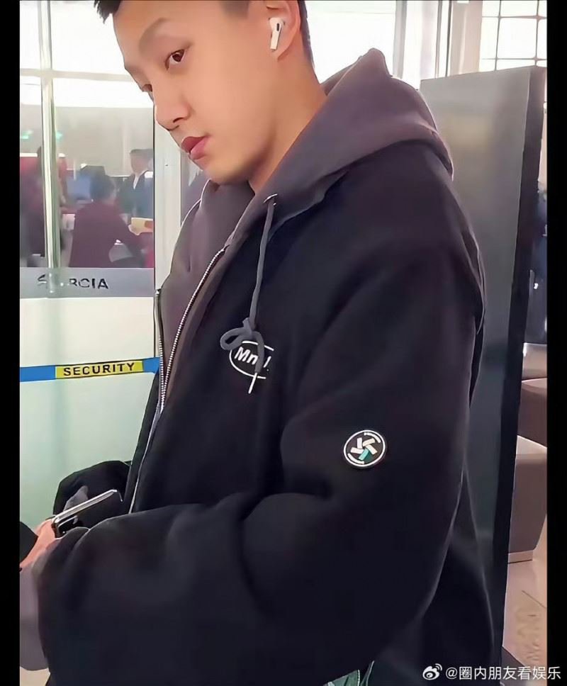 范世錡現身機場被拍到。（圖／翻攝自微博）