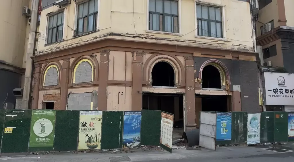 涉事酒吧现状，该酒吧开业一年后就停业了。