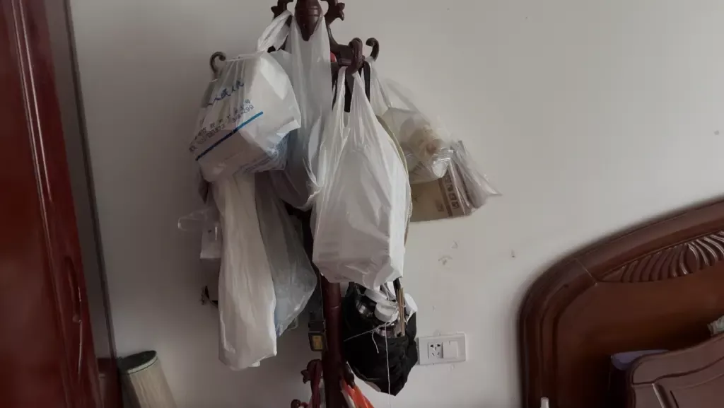 徐军家里老人的药品。