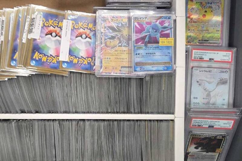 一名男子携带宝可梦卡入境新加坡，因未向海关申报遭全数没收。（撷取自新加坡移民与关卡局脸书）