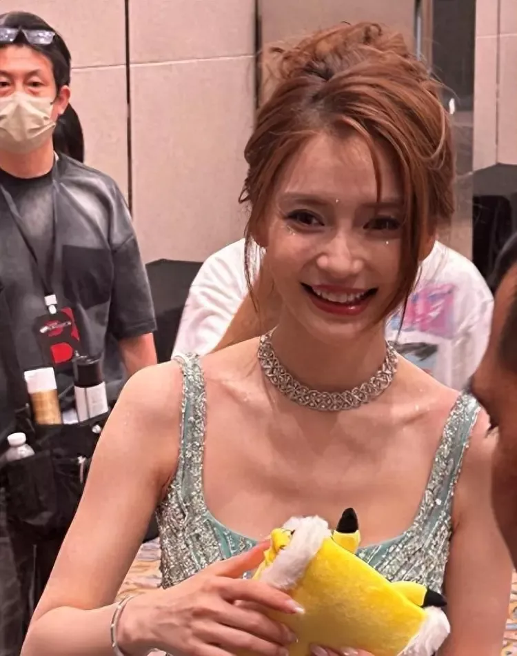 杨颖高调官宣喜讯!一张照片意外让黄晓明成"笑话"