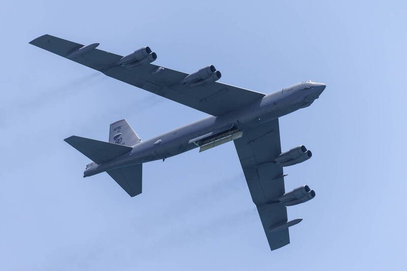 军事媒体「战区」（TWZ）报导，3架B-52轰炸机在委国外海长时间盘旋。（欧新社）