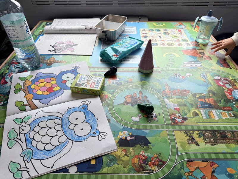 德国高铁ICE幼儿包厢桌面大，同时放置婴幼儿湿纸巾、涂鸦本、玩具、零食还有一般杂志都没问题。（中央社）