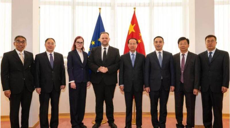 欧洲议会和中国人大代表团16日在比利时布鲁塞尔会谈。（撷取自@EnginEroglu_FW X平台）