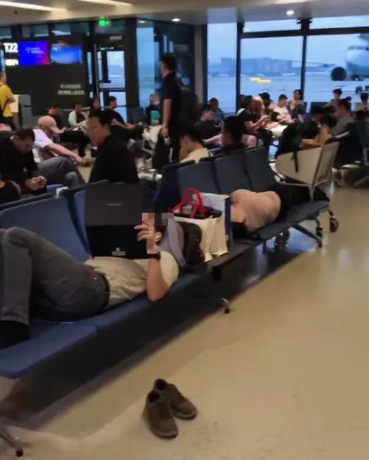 2名外国人在上海虹桥国际机场候机室躺卧,占用6个座位