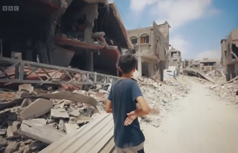BBC纪录片「加萨：如何在战区生存」（Gaza: How To Survive A War Zone），以哈玛斯官员13岁儿子为主人翁，以他的视角战火下的加萨。（撷取自YouTube影片）