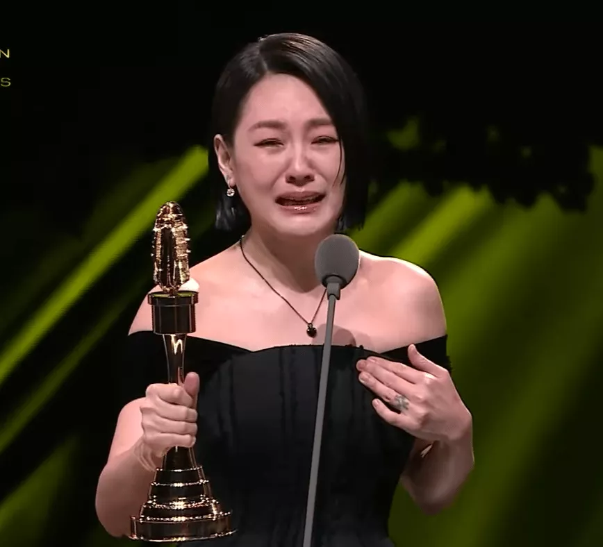 小S亮相金钟奖！如愿拿下最佳主持哭到脸变形