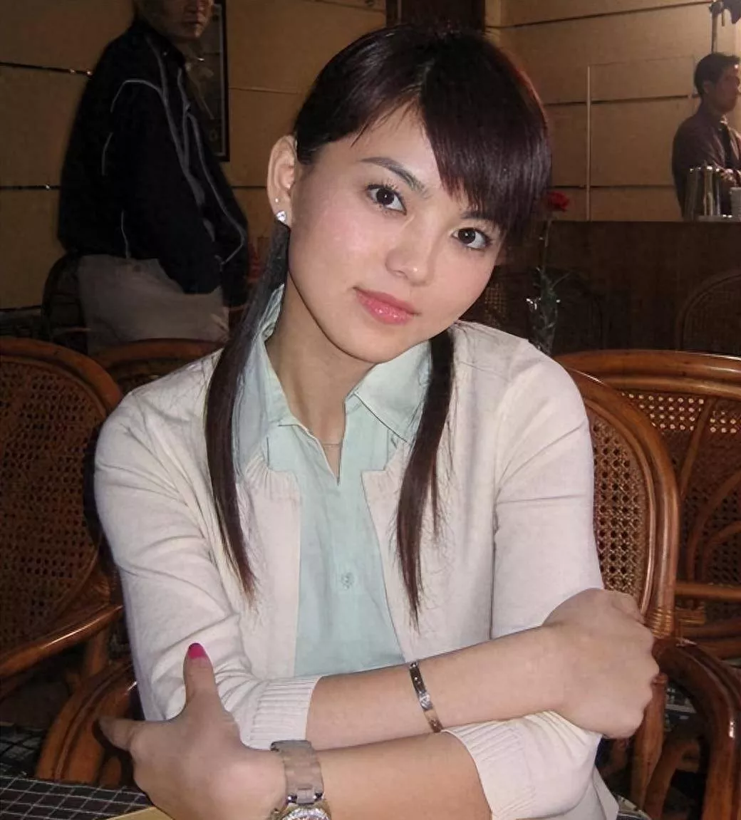 年轻时的李湘上热搜，梨涡浅笑似宋慧乔