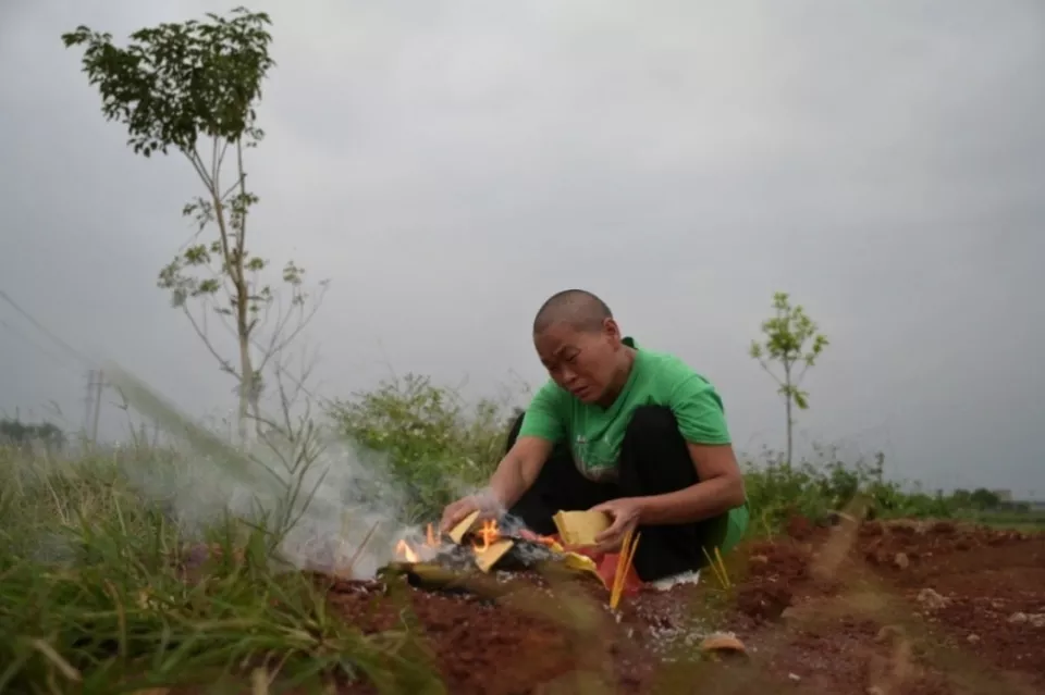 女子“为弟追凶”案开庭近一年后未宣判,其母去世留遗言