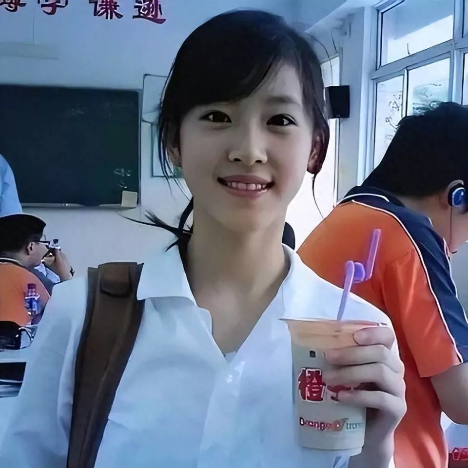 32岁章泽天伦敦看展，穿西服烫羊毛卷显老气