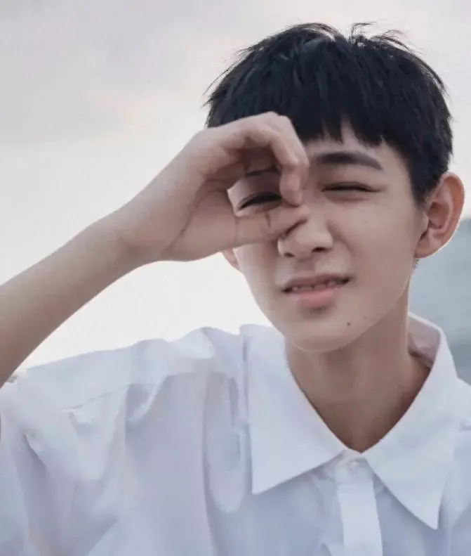 19岁荣梓杉人设崩塌，开房聊天记录曝光