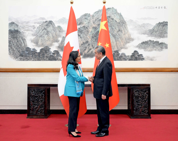 加拿大外长赴北京会王毅 讨论电动车等贸易争端