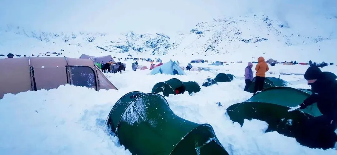 10月5日早晨，珠峰东坡营地暴雪后帐篷被埋。图/受访者提供