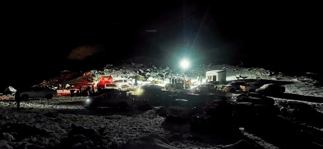 10月6日夜间，珠峰东坡，救援车辆及人员在徒步出口地接应点待命。图/受访者提供