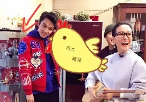 46岁谭晶罕见露面!打扮富态风采依旧