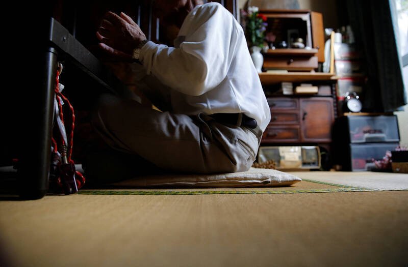 长年拚命工作、期待退休后共享安稳晚年的丈夫，却在退休庆祝宴隔天听到人生最残酷的一句话——「我要离婚」。示意图。（路透）