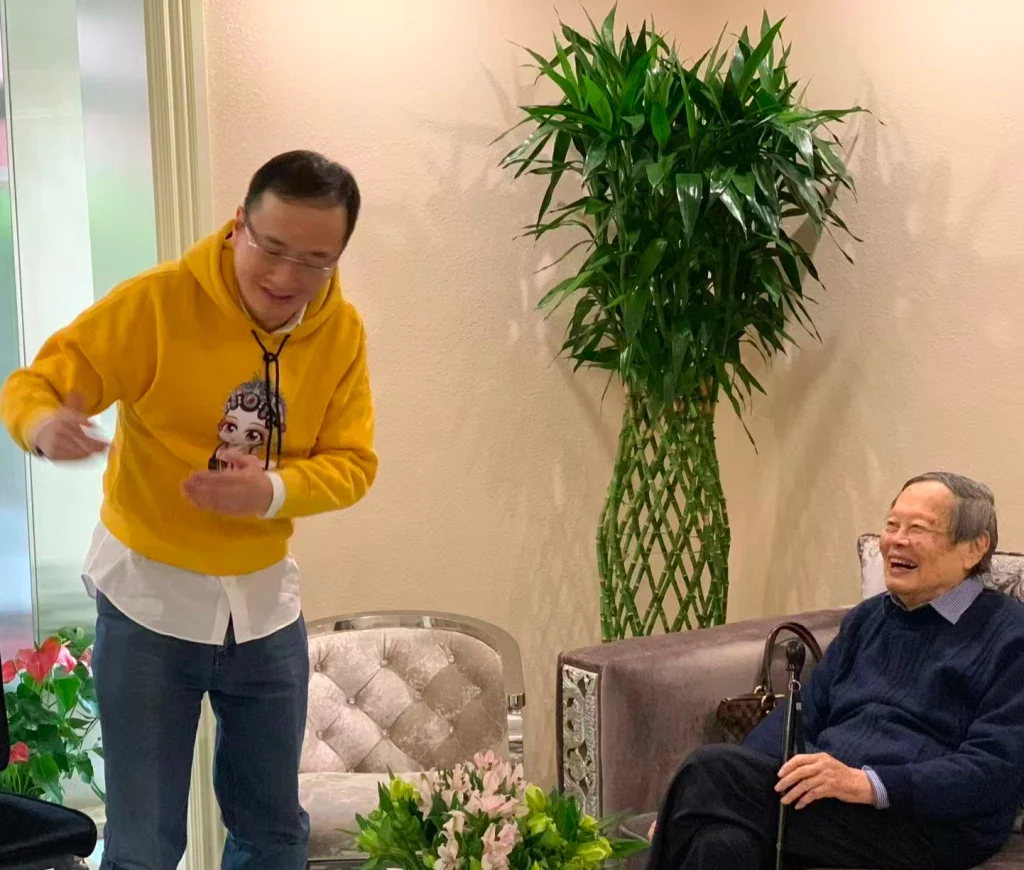 王征与杨振宁（右）在其家中畅谈