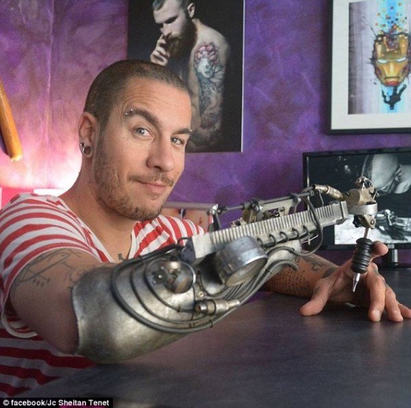 法国刺青师傅坦纳（JC Sheitan Tenet）最近在网路上爆红，因为他的右手是义肢，就像机器手臂一样，配有刺青的工具。（图撷自网路）