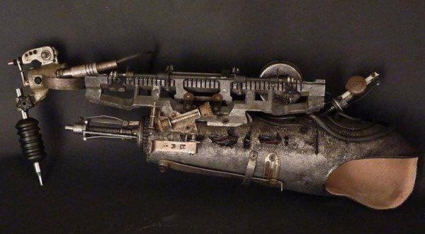 法国刺青师傅坦纳的右手义肢，直接配有刺青的工具。（图撷自网路）