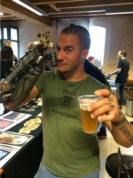 许多网友看到傅坦纳后都啧啧称奇，还有人帮他取了外号，名叫「终结者刺青师」（Terminator Tattooer），意指他的手臂像「魔鬼终结者」一样帅气。（图撷自网路）