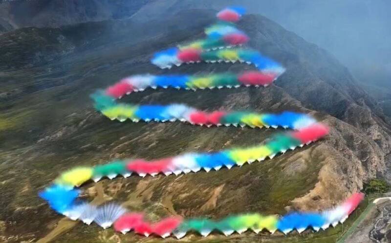 始祖鸟母公司亚玛芬体育集团内部消息指出，始祖鸟大中华区总经理佘移峰已离职，外界猜测可能与先前的「蔡国强烟火秀」有关。（图撷取自微博）