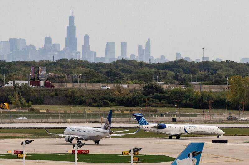 美国联合航空2架客机，在芝加哥欧海尔机场擦撞。芝加哥机场联航客机示意图。（彭博）