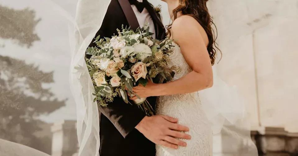 迎亲途中与新娘争执!新郎情绪崩溃 冲出饭店坠河身亡