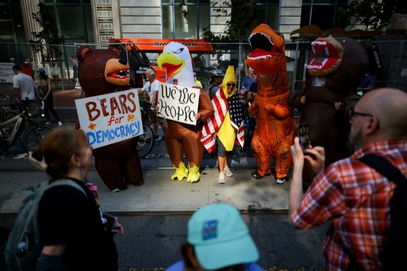 10月18日，加州旧金山，民众身着充气服装参加“不要国王”抗议活动。 东方IC
