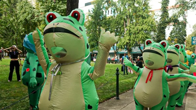 当地时间10月18日，在波特兰示威的人们。 波特兰《威拉米特周报》