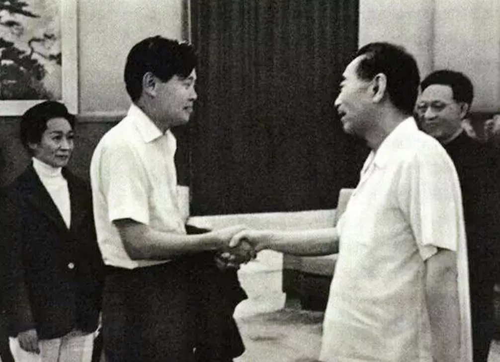 罕见老照片：1971年 杨振宁和岳父杜聿明夫妇在北京