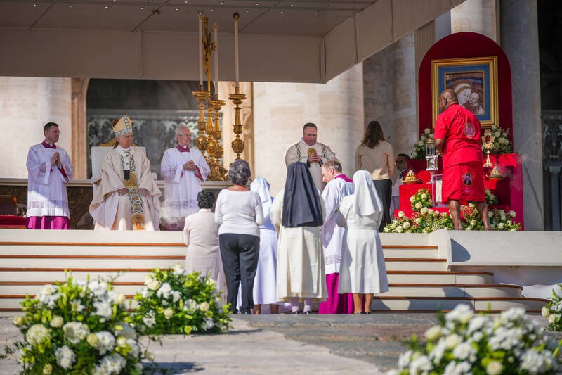 罗马天主教教宗良十四世今天册封7位新圣人，封圣仪式在圣伯多禄广场举行。（美联社）