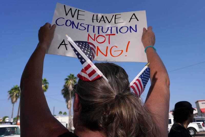 游行队伍高喊「美国没有国王」抗议川普第二任期不断集权。（路透社）