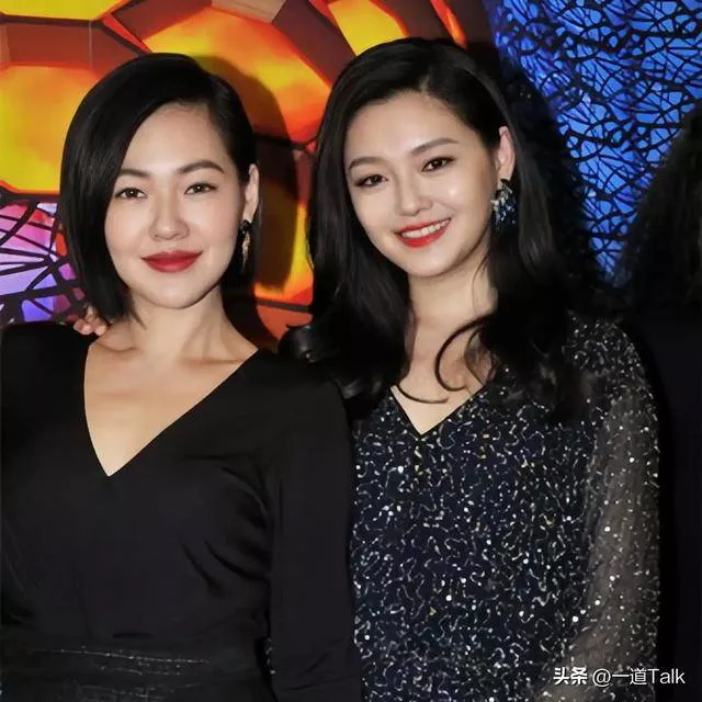 小S获奖后举办庆功宴开怀大笑,S妈许雅钧现身