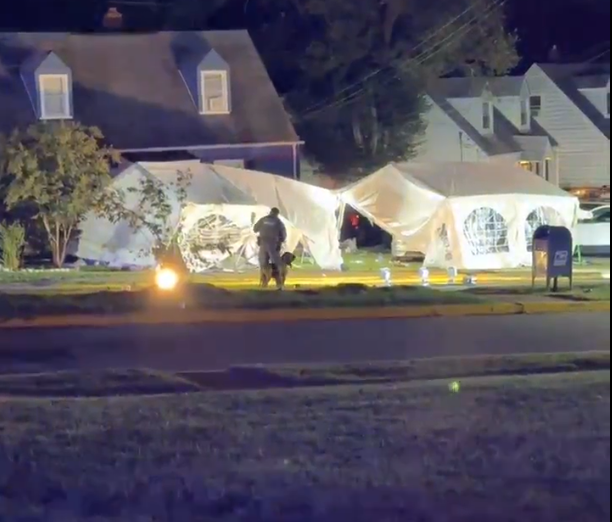 美国马里兰州民宅外帐篷遭车辆撞入，造成11人重伤。（图撷自@iCkEdMeL「X」帐号）
