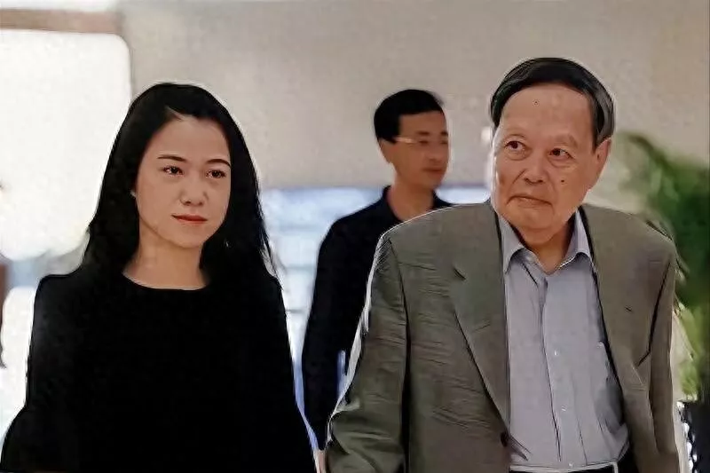 翁帆:没孩子也没遗产,照顾杨振宁21年,冷冻9颗卵子