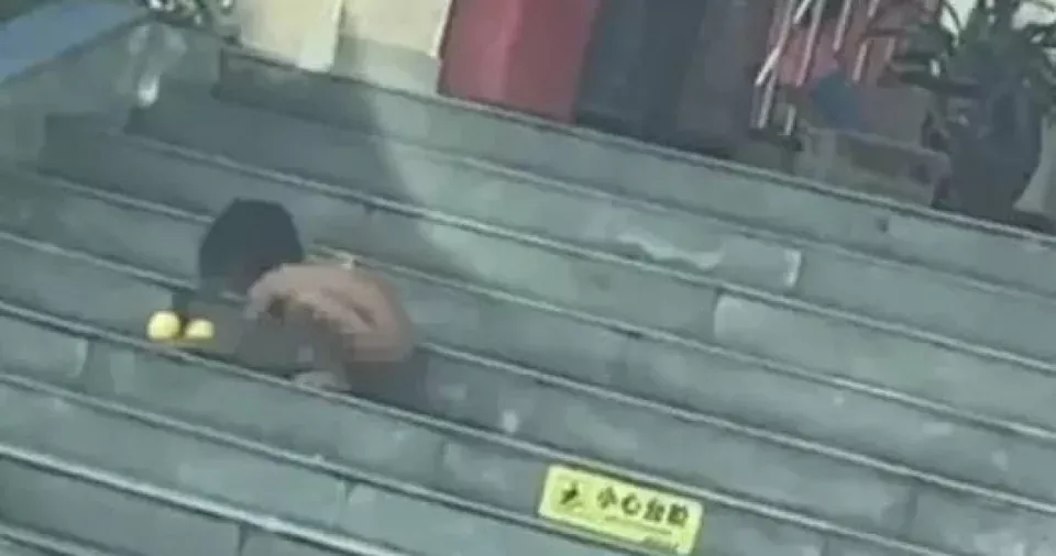 四川惊见“小野人” 吃饭爬行像狗 官方:父母高学历