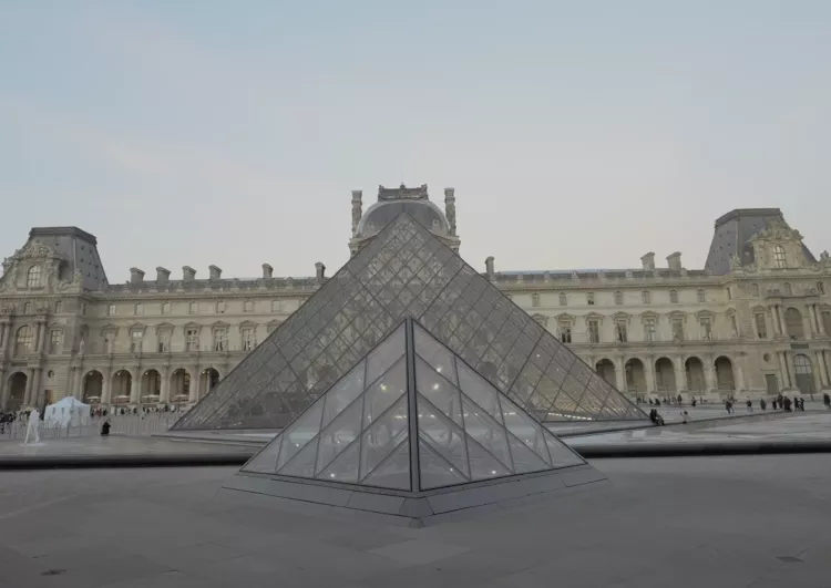 卢浮宫持械抢劫事件追踪：9件拿破仑时期珠宝被盗