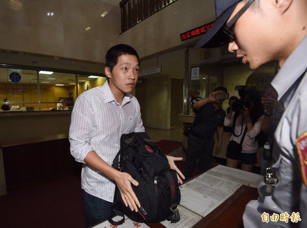 陈为廷今出庭，法警检查他的背包。（记者罗沛德摄）