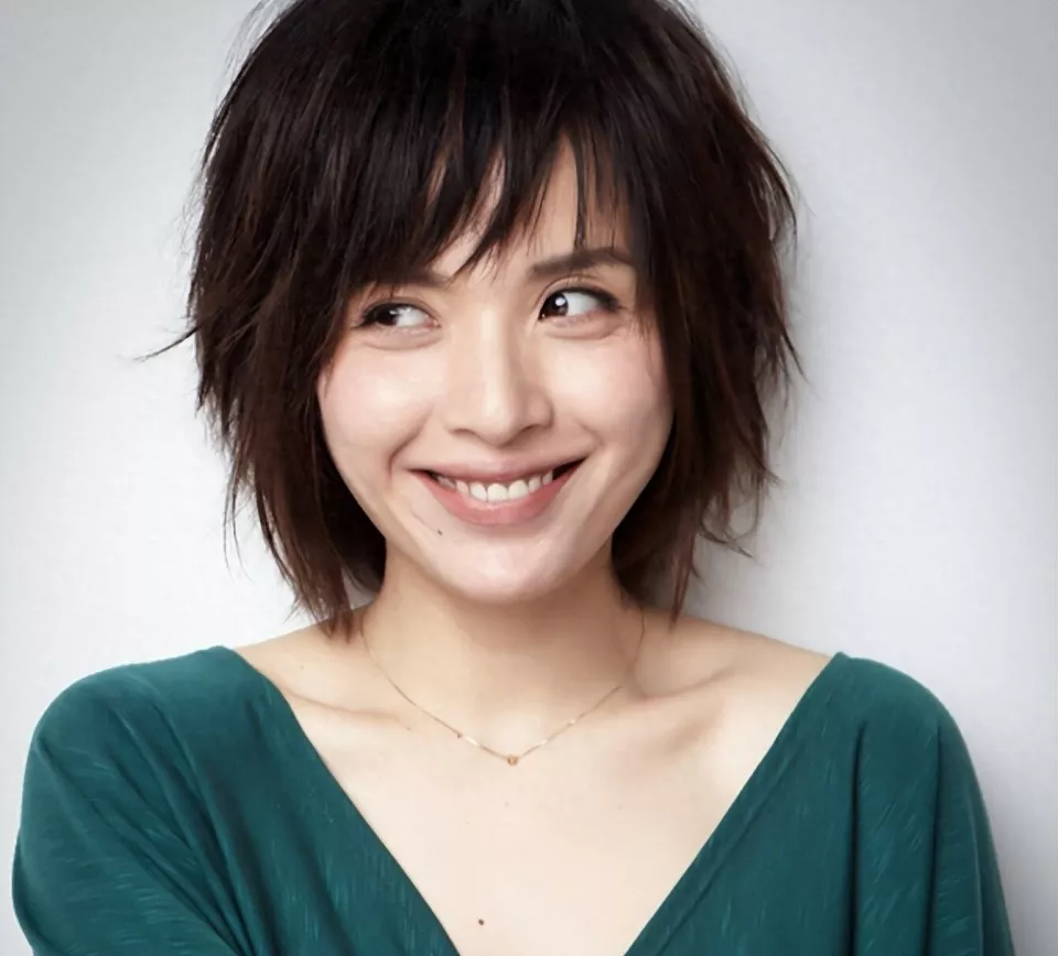 她26岁成双料影后,却为爱巅峰时结婚,二婚嫁靳东后过得怎样了