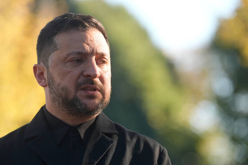 在美国总统川普与俄罗斯总统普廷即将于匈牙利布达佩斯举行峰会前夕，乌克兰总统泽伦斯基释出重大信号，表示若获邀请，他已准备好加入这场旨在结束乌俄战争的峰会。（美联社资料照）