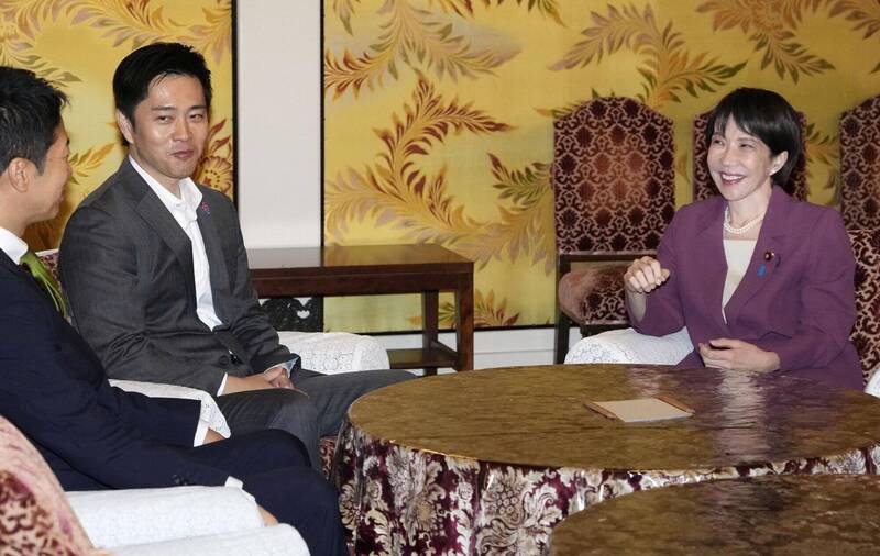 维新会党魁吉村洋文（左）表示，今早他已亲自致电自民党总裁高市早苗（右），传达与自民党组建执政联盟的意向。（美联社）