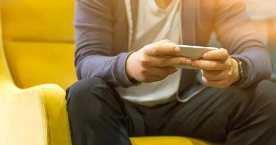 美14岁少年在家玩游戏“遭流弹射死” 家人崩溃：他只是坐在房间